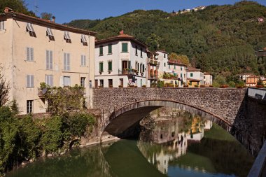 Bagni di Lucca, Toskana, İtalya: Arka planda antik köprüsü, binaları ve Apennine dağıyla bilinen termal kaynaklarıyla bilinen pitoresk köy manzarası