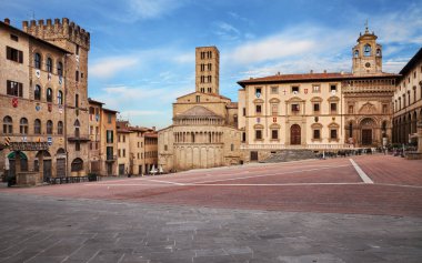Arezzo, Toskana, İtalya: Eski İtalyan sanat şehrinin eski bir kasabasında, ortaçağ kilisesi ve binalarıyla ana meydan. 