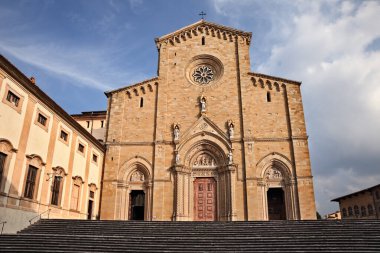 Arezzo, Toskana, İtalya: Toskana sanat şehrinin tarihi merkezindeki antik Katolik Katedrali cephesi