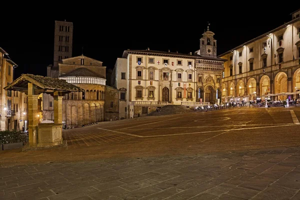 イタリアのトスカーナ州アレッツォ 中世の教会や建物とメイン広場広場広場グランデの夜景 古代イタリアの芸術都市の旧市街 — ストック写真