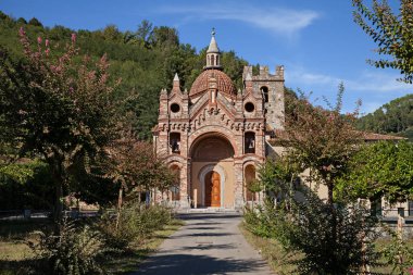 Pescaglia, Lucca, Toskana, İtalya: Roma mimarisinin antik çan kulesinin bulunduğu seçici tarzda San Martino Katolik Kilisesi 