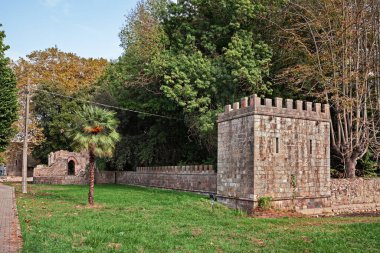 Torre del Lago Puccini, Viareggio, Lucca, Toskana, İtalya: Massaciuccoli gölünün kıyısındaki antik bir villanın duvarlarına sahip köyün manzarası