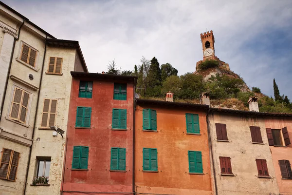 ブリシゲッラ ラヴェンナ エミリア ロマーニャ イタリア 丘の上の中世の村のカラフルな家の上の古い時計塔の眺め — ストック写真