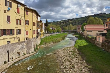 Rocca San Casciano, Forli Cesena, Emilia Romagna, İtalya: Montone nehri kıyısında manzaralı evler ve arka planda Apennine dağları olan antik şehir manzarası 