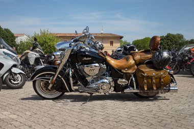 Mototagliatella, Predappio, FC, İtalya 'da 15 Mayıs 2022 tarihinde düzenlenen motosiklet rallisinde Hint Şef Vintage 111 kruvazörü. 