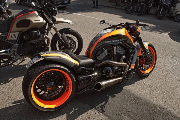 Harley Davidson Bobber Special Custom Bike Wide Back Shine Motototagliatella — стоковое фото