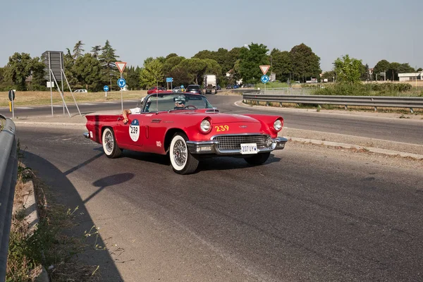 2022年6月16日 福特雷鸟跑车 Vintage Ford Thunderbird Roadster 1957年 参加了在意大利弗林堡举行的历史性经典赛车比赛Mille Miglia — 图库照片