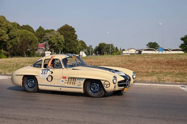 2022年6月16日 一辆老式跑车奔驰300 Coupe W198 1955 在意大利弗林堡举行的历史性经典赛车赛中亮相 — 图库照片