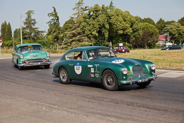 ヴィンテージ英語車アストンマーティンDb2 1954 2022年6月16日にイタリアのフォルリンポポリで開催された歴史的な古典的なレースミル ミリアで実行されます — ストック写真