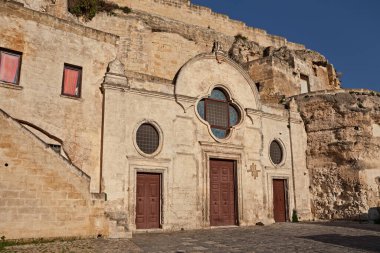 Matera, Basilicata, İtalya: San Pietro Barisano ortaçağ rock kilisesi antik İtalyan şehrinin Tuff 'una oyulmuş.