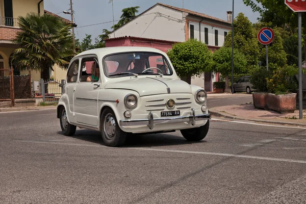 Vintage Fiat 750 600D 1964 Spotkaniu Klasycznych Samochodów Motocykli Maja — Zdjęcie stockowe