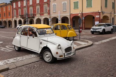 Klasik araba buluşmasında klasik Citron 2CV (1981) Raduno Citroen Romagna ile 8 Eylül 2019 tarihinde Russi, RA, İtalya