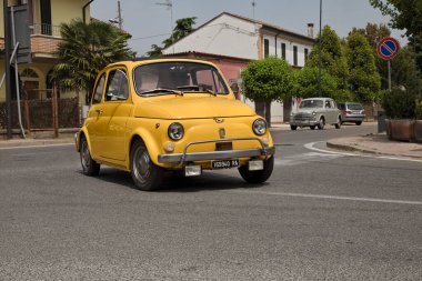 Klasik araba ve motosiklet buluşmasında klasik Fiat 500 L (1971), 22 Mayıs 2022 tarihinde Piangipane, Ravenna, İtalya