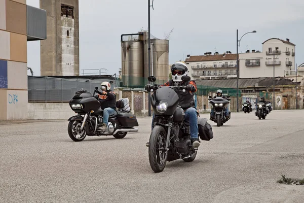 2022年9月3日在意大利拉文纳举行的Sangiovese巡回演唱会上 一群骑美国摩托车的骑手Harley Davidson骑着摩托车 — 图库照片