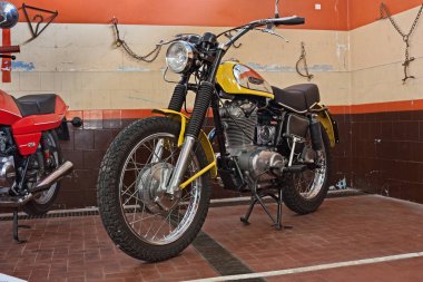 Antika Ducati Scrambler 450, klasik motosiklet ve eski tarım makineleri festivali Agriolo 'da sergileniyor. 15 Nisan 2012, Riolo Terme (RA) İtalya