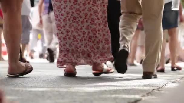 Multitud anónima caminando — Vídeos de Stock