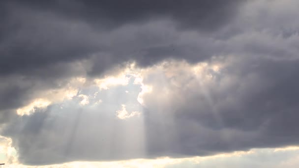 Nuvens escuras feixe de luz lapso de tempo — Vídeo de Stock