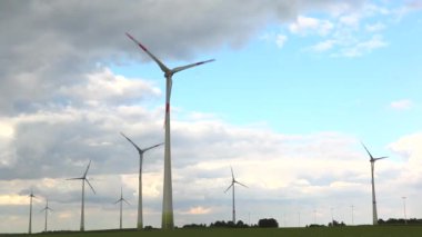 zaman atlamalı bulutlar ile yel değirmenleri.