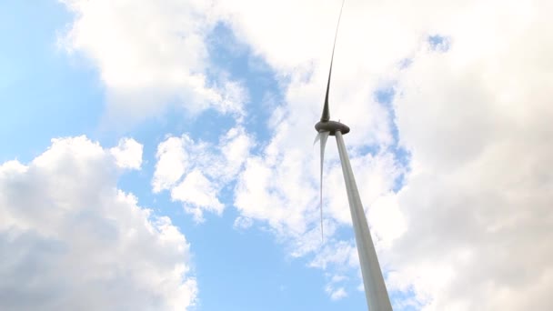 Moinhos de vento de lapso de tempo com nuvens — Vídeo de Stock