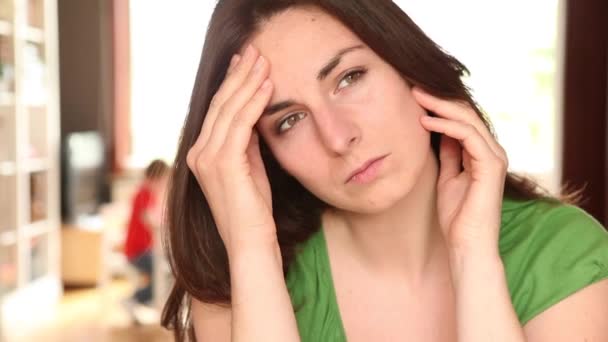 Mulheres jovens que sofrem de dor de cabeça — Vídeo de Stock