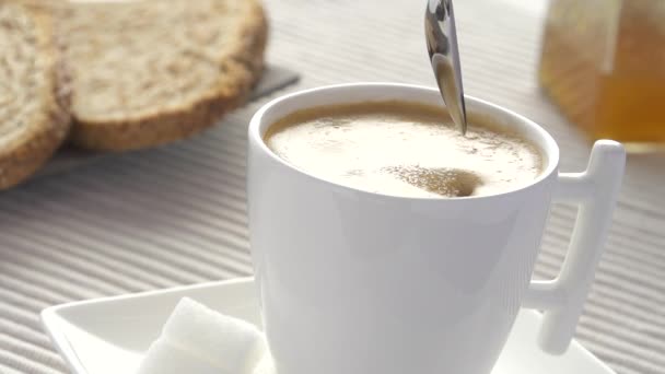 Caída de leche en cámara lenta salpicaduras en el café — Vídeo de stock