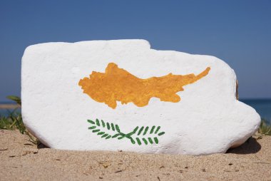 bir taş kum arka plan ile boyanmış Kıbrıs bayrağı
