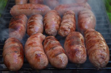 Sosisler ızgarada.