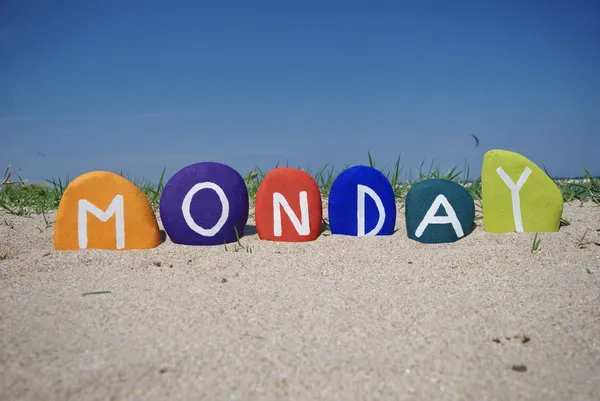 Δευτέρα, την πρώτη ημέρα της εβδομάδας σχετικά με πολύχρωμες πέτρες — Φωτογραφία Αρχείου