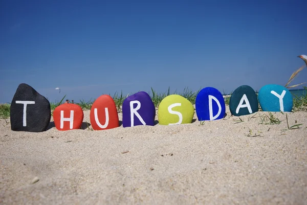 Donnerstag, vierter Tag der Woche auf bunten Steinen — Stockfoto