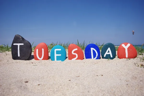 Martes, segundo día de la semana sobre piedras de colores — Foto de Stock