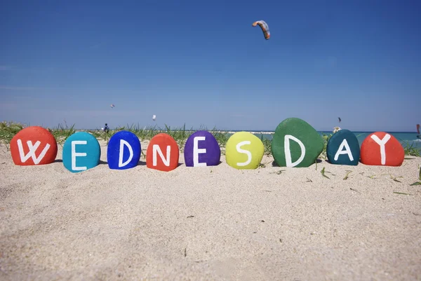 Miércoles, tercer día de la semana sobre piedras de colores — Foto de Stock