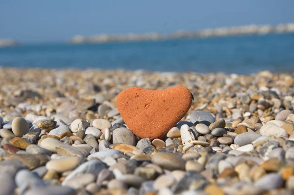 Piedra del corazón sobre guijarros — Foto de Stock