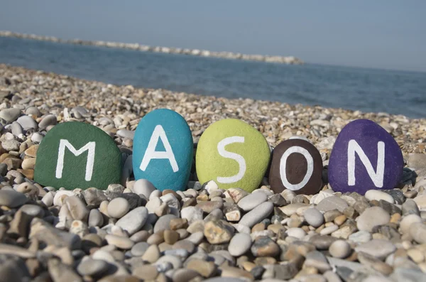 Mason, nama laki-laki di batu berwarna-warni di kerikil — Stok Foto