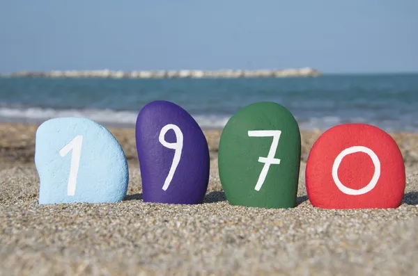 1970 op kleurrijke stenen over het zand — Stockfoto