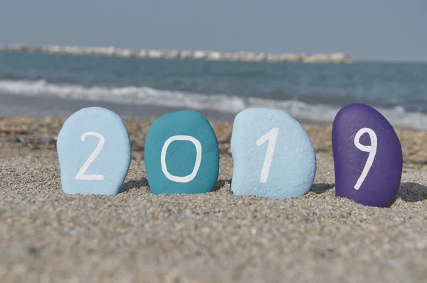 Fröhliches 2019 auf bunten Steinen — Stockfoto