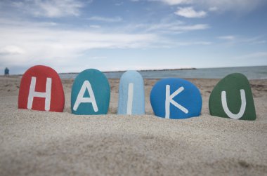 Haiku kavramı üzerinde renkli taşlar