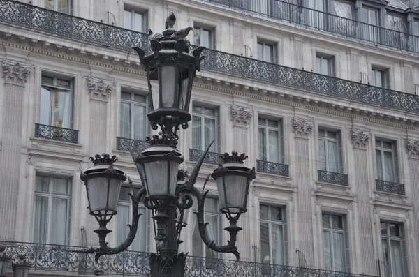 Paris, lanterna de rua em frente à Ópera — Fotografia de Stock