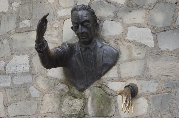 Sculpture "Le Passe-Muraille Paris, sculpure "Le Passe-Muraille", Montmartre — Stock Photo, Image