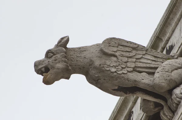 Gesneden figuur, gargoyle, buitenkant van Sacre Coeur basiliek — Stockfoto