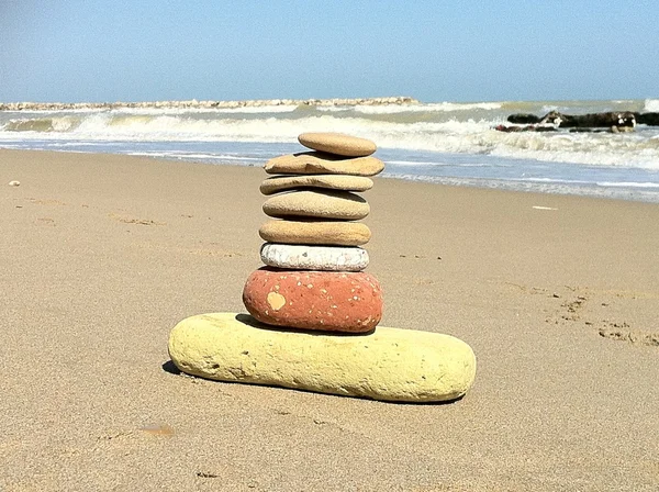 Torre apilada de piedras con fondo de playa — Foto de Stock