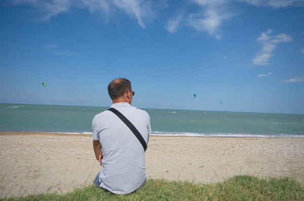 凧のサーファーを見てビーチの男 — ストック写真