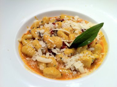 gnocchi kuru domates sos ile