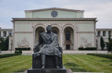 Romanya Ulusal Opera George Enescu Anıtı önü