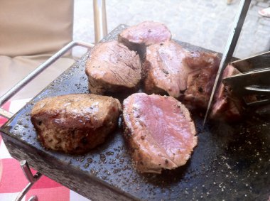 Tagliata Dana eti, lav taş üzerinde gerçek İtalyan gıda