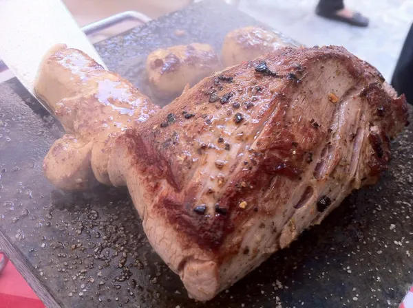 Tagliata van kalfsvlees, Italiaans echte eten op een hete lavasteen — Stockfoto