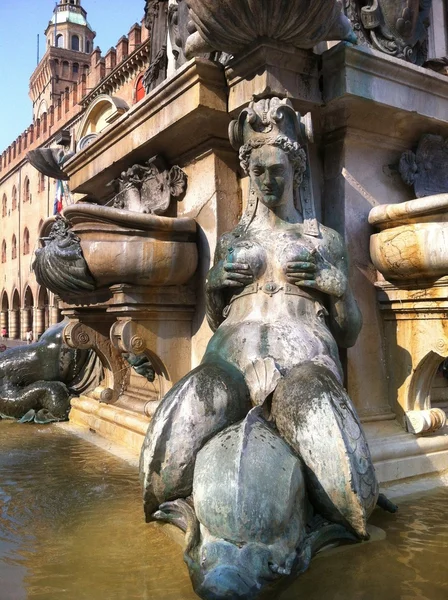 Neptun-kút emlékmű, részletesen a szoptató Nereida, Bologna, Olaszország — Stock Fotó