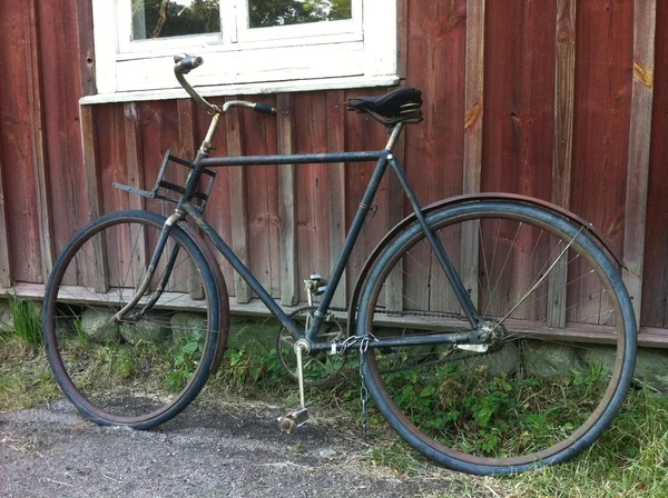 Altes Fahrrad auf einem Holzhaus — Stockfoto