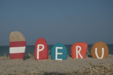 Peru, kum üzerinde renkli taşlar üzerinde Hediyelik eşya