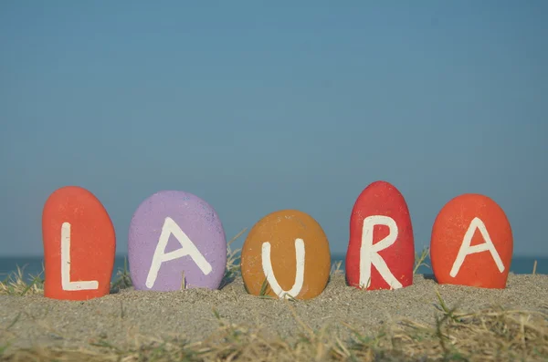 Laura, kvinnonamn på färgglada stenar — Stockfoto