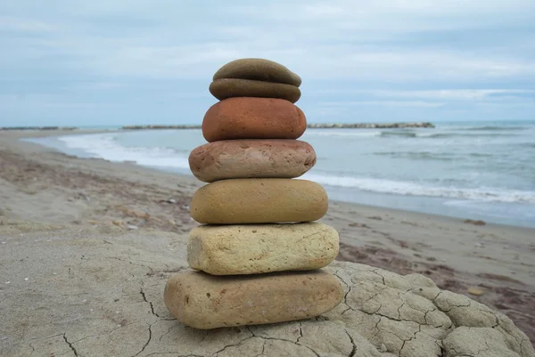 Piedras Zen apiladas en la playa — Foto de Stock